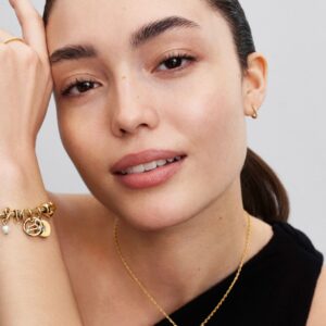 2025Q3E_collection_moments_go_ac_tp_pdp_model_styled_18_1x1_RGB