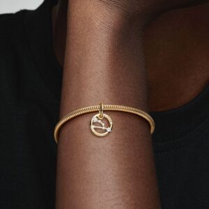 762707C01_ABC123_MODEL_eCOM_02_RGB