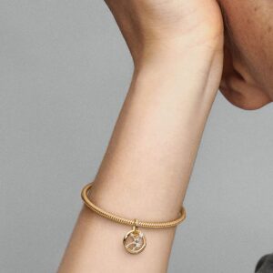 762715C01_ABC123_MODEL_eCOM_02_RGB