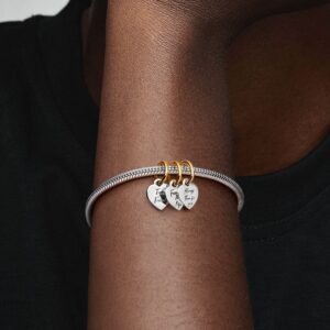 762722C00_ABC123_MODEL_eCOM_02_RGB