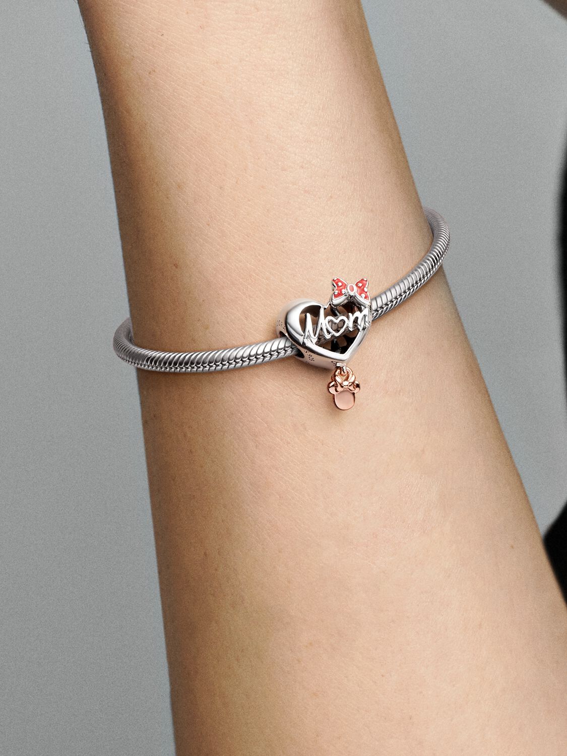 781142C01_ABC123_MODEL_eCOM_02_RGB