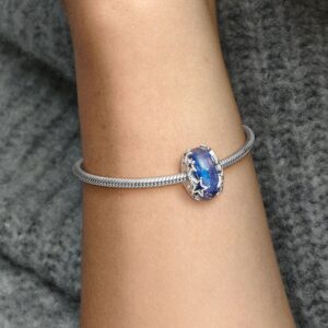 790015C00_ABC123_MODEL_eCOM_02_RGB