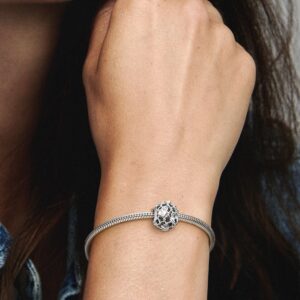 790071C00_ABC123_MODEL_eCOM_02_RGB