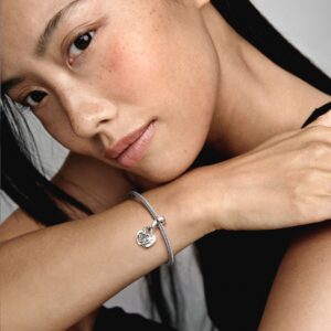 790086C00_ABC123_MODEL_eCOM_01_RGB