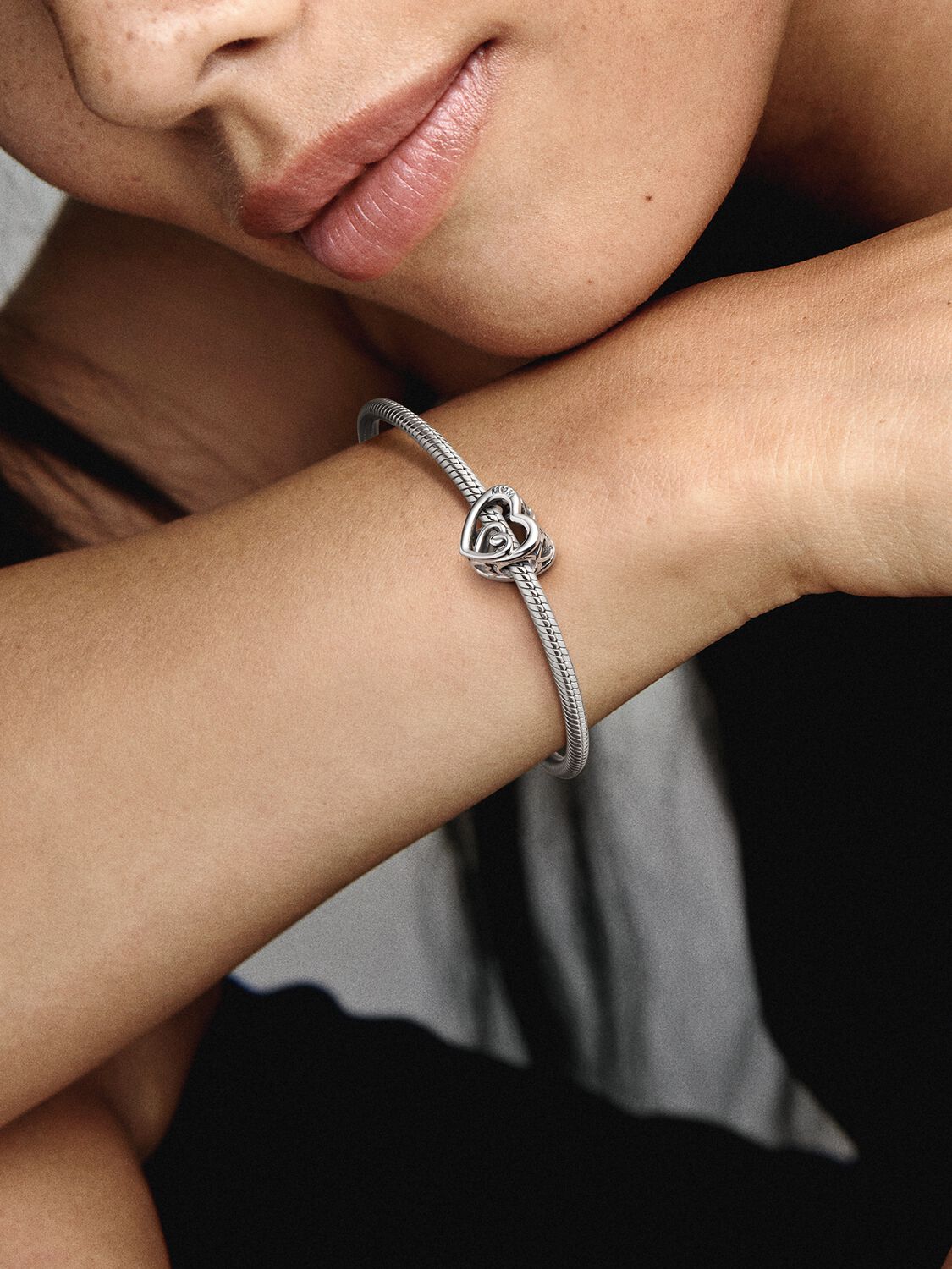 790800C00_ABC123_MODEL_eCOM_02_RGB