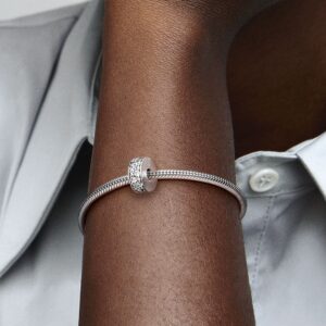 791817CZ_ABC123_MODEL_eCOM_02_RGB