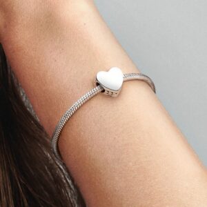 792015_ABC123_MODEL_eCOM_02_RGB