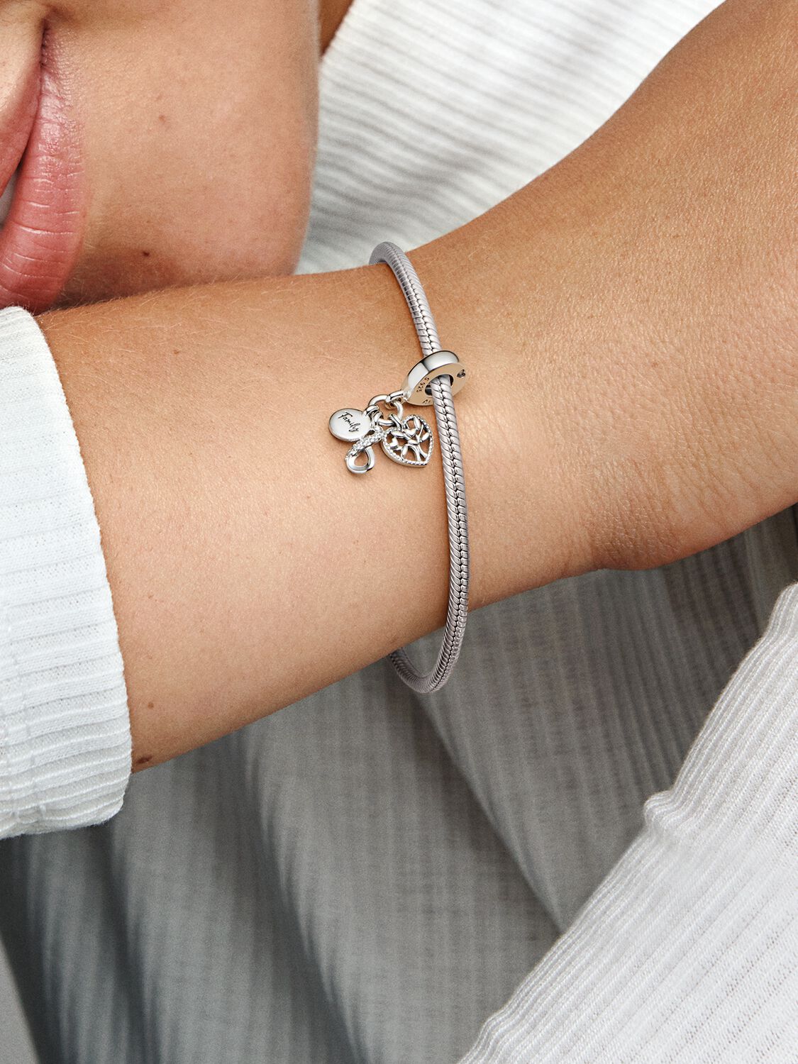 792201C01_ABC123_MODEL_eCOM_02_RGB