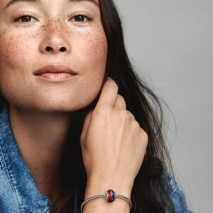 792966C00_ABC123_MODEL_eCOM_01_RGB