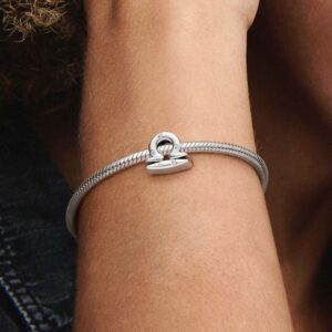 798424C01_ABC123_MODEL_eCOM_02_RGB