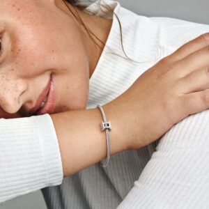 798428C01_ABC123_MODEL_eCOM_01_RGB