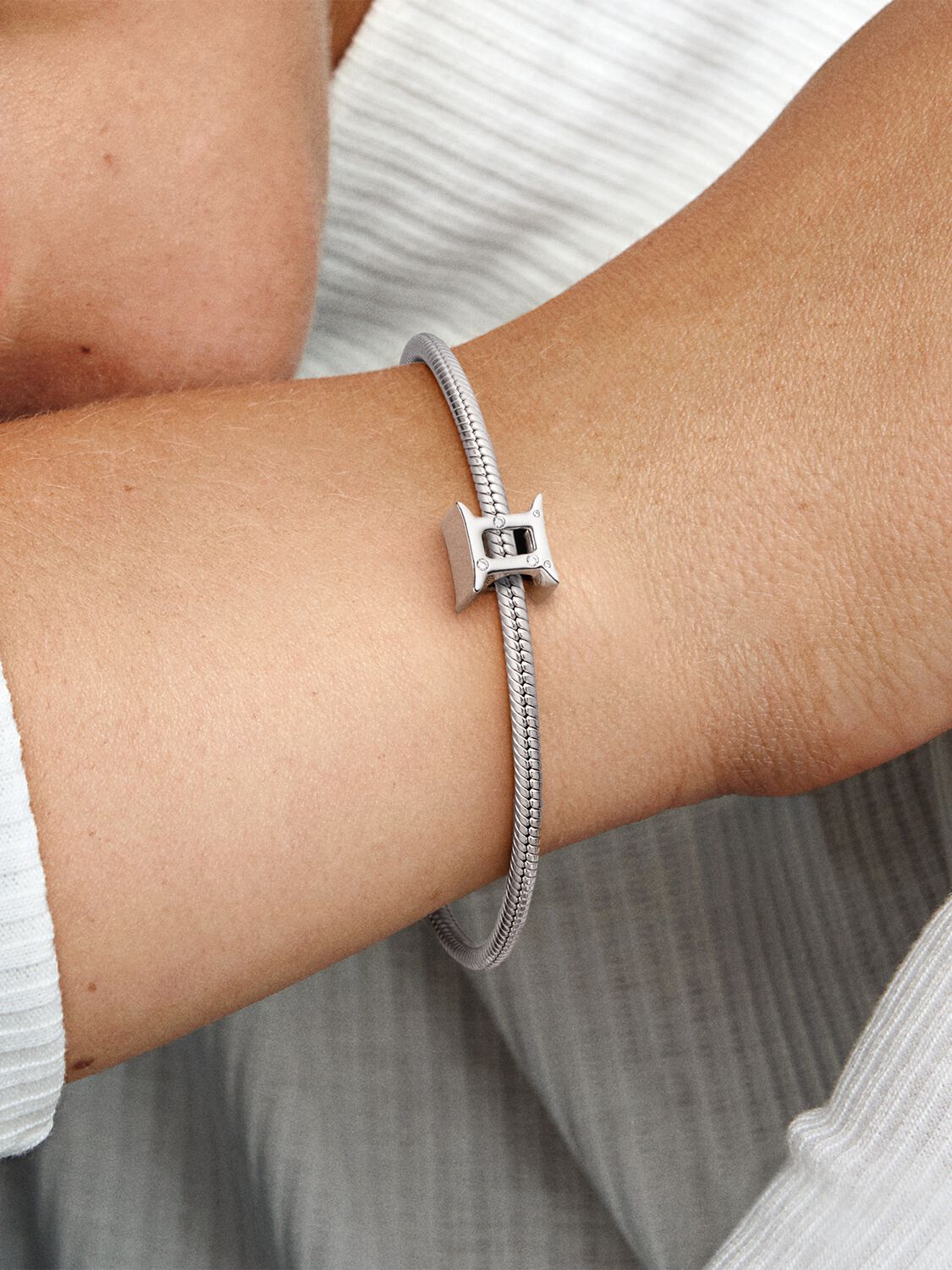 798428C01_ABC123_MODEL_eCOM_02_RGB