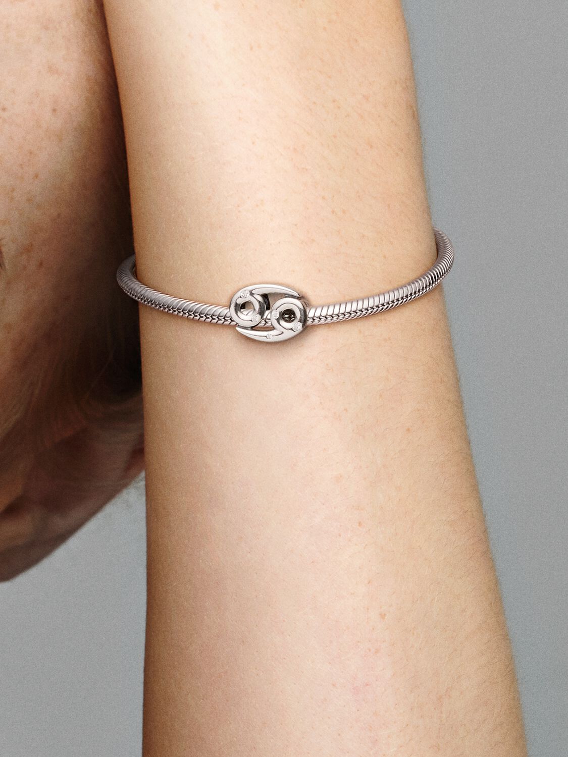 798434C01_ABC123_MODEL_eCOM_02_RGB