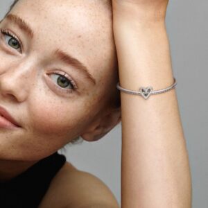 798692C01_ABC123_MODEL_eCOM_01_RGB