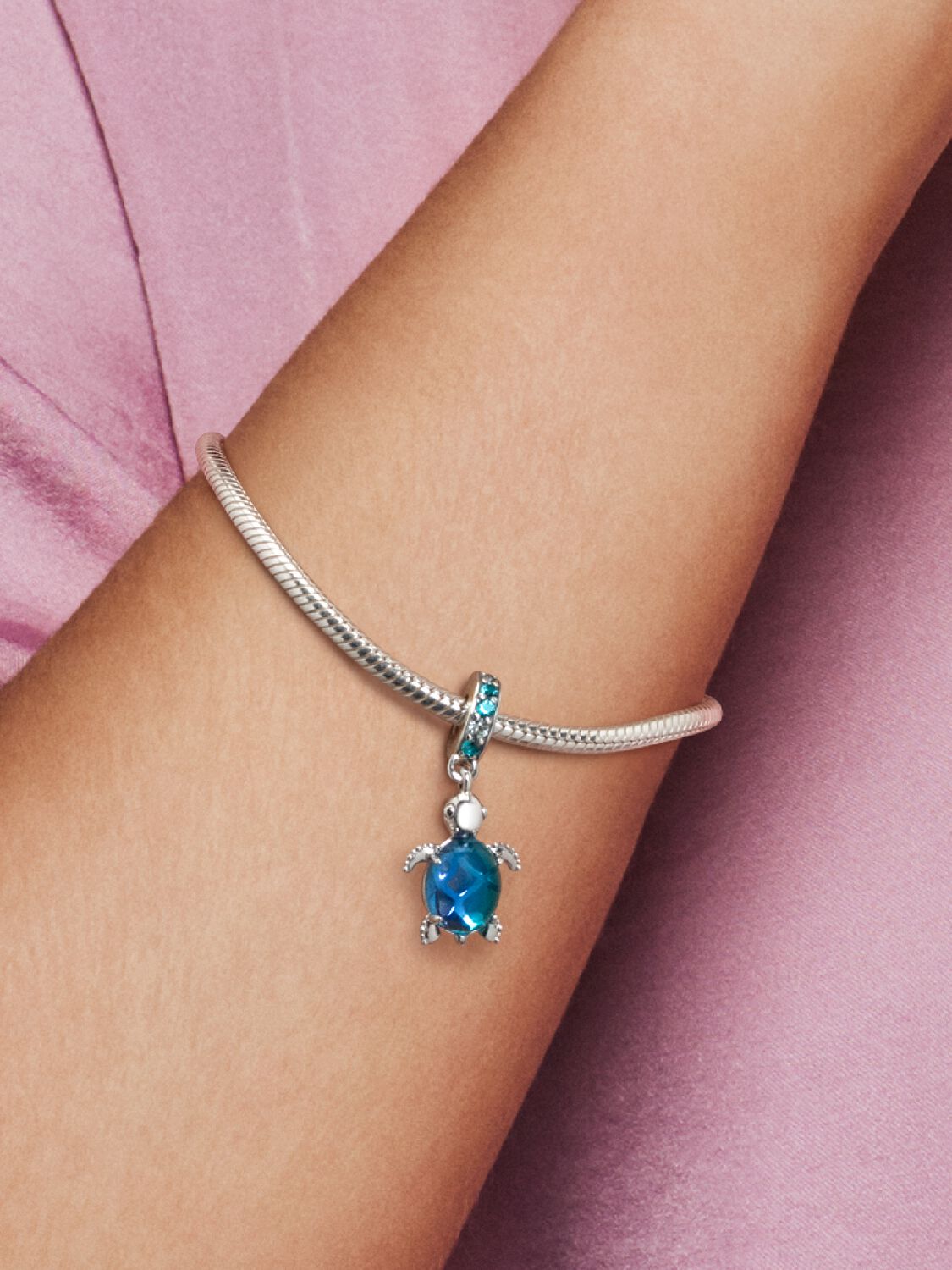 798939C01_ABC123_MODEL_eCOM_RGB_charm