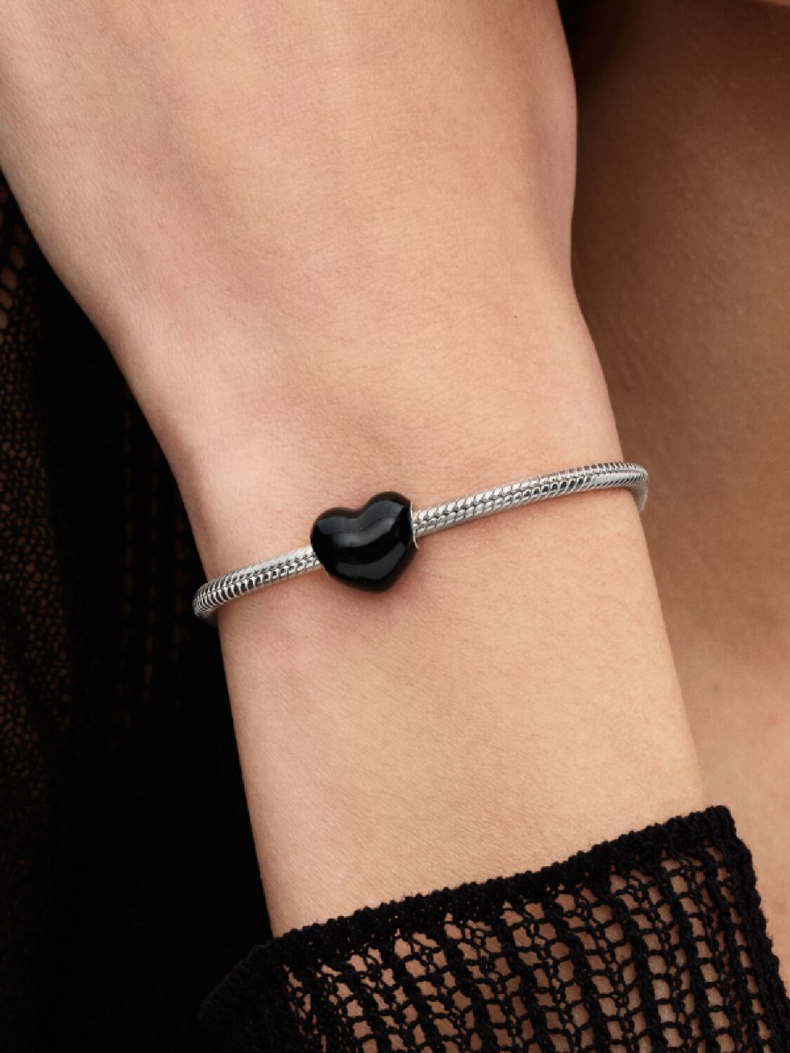 Q125_A_FT_PDP_MODEL_SINGLE_36_1x1_RGB_charm