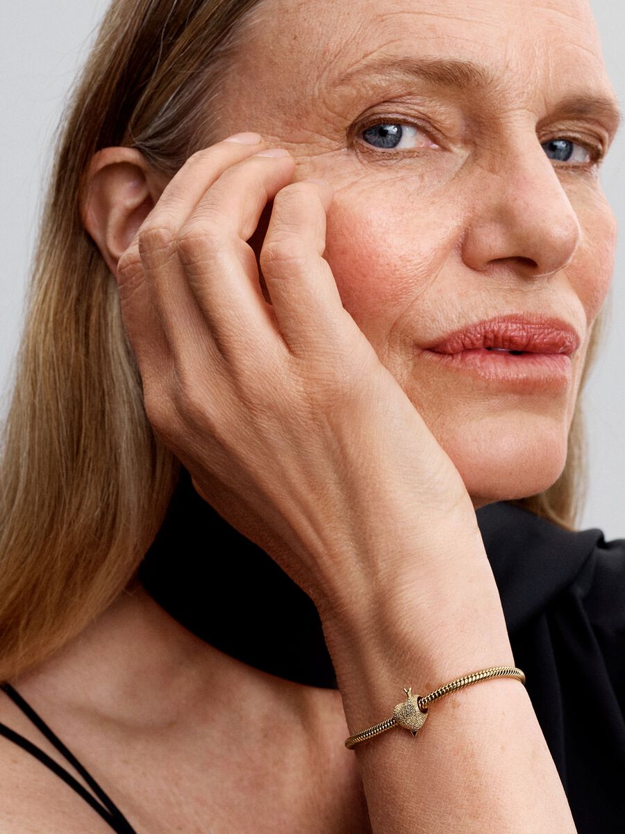 Q125_A_PDP_MODEL_SINGLE_26_1x1_RGB