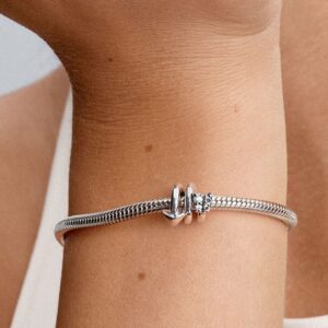 Q125_A_PDP_MODEL_SINGLE_43_1x1_RGB_charm