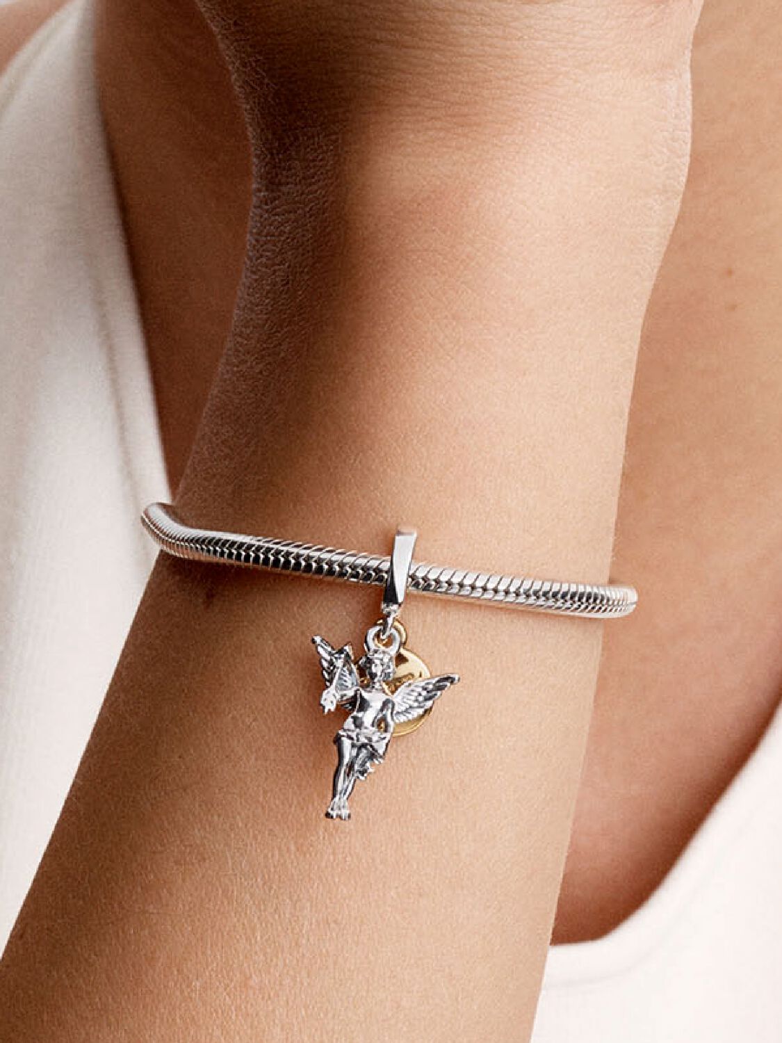 Q125_A_PDP_MODEL_SINGLE_49_1x1_RGB_charm