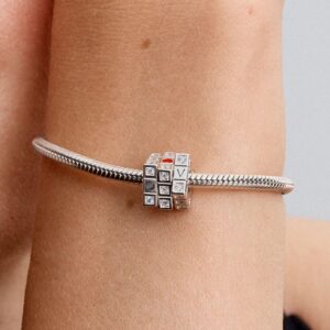 Q125_A_PDP_MODEL_SINGLE_52_1x1_RGB_charm