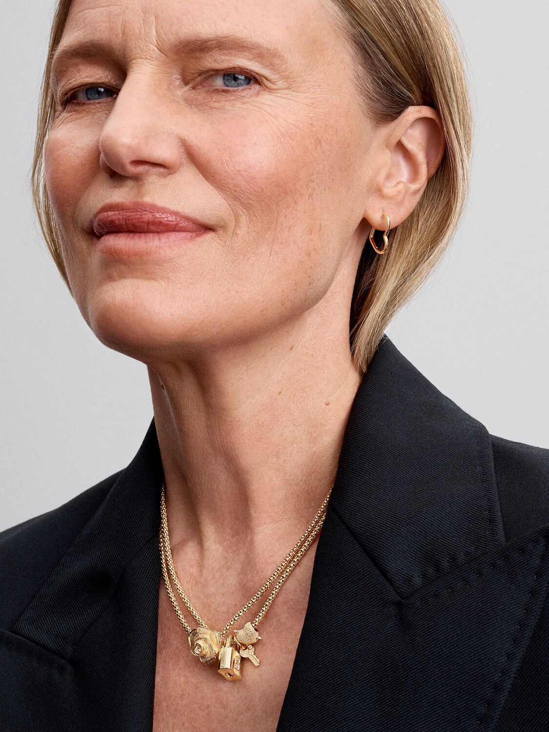 Q125_A_PDP_MODEL_STYLED_12_1x1_RGB