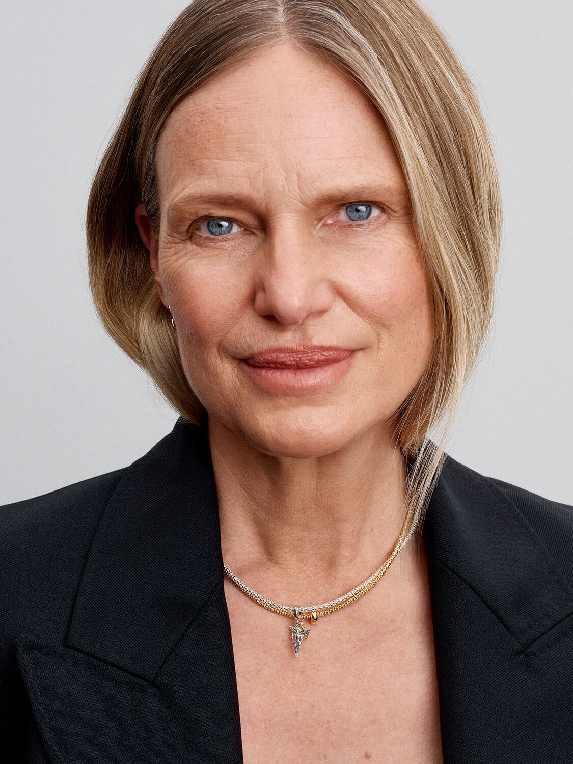 Q125_A_PDP_MODEL_STYLED_17_1x1_RGB