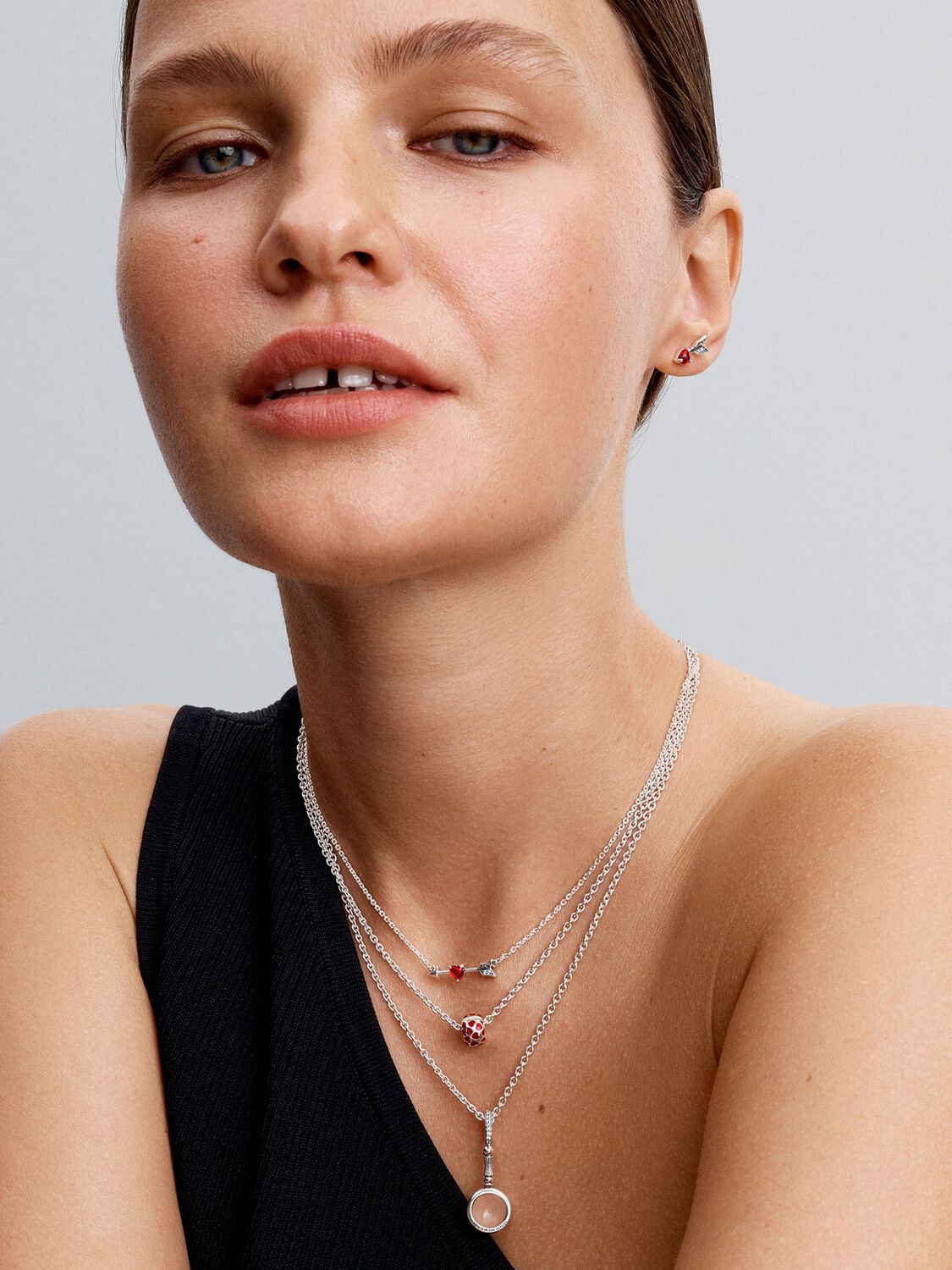 Q125_A_PDP_MODEL_STYLED_18_1x1_RGB