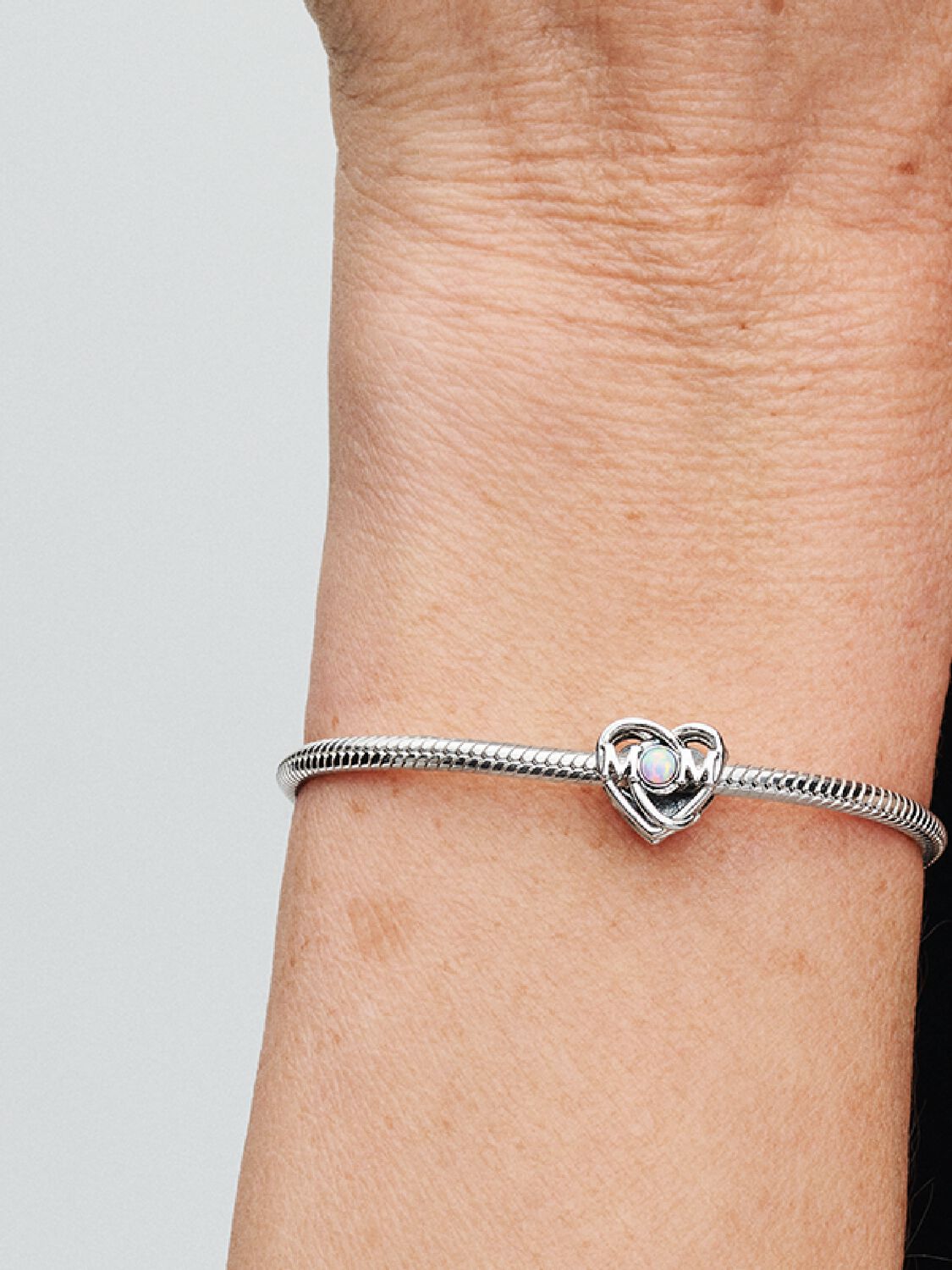 Q224_C_PDP_Model_Single_24_1x1_RGB_charm