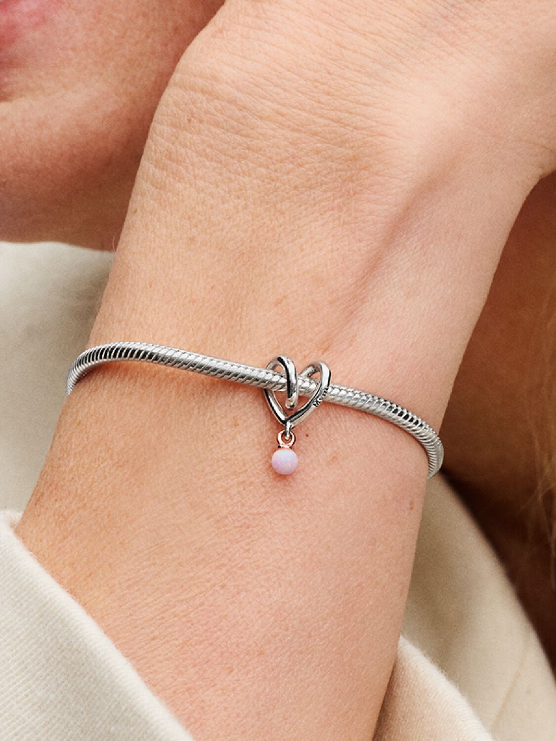 Q224_C_PDP_Model_Single_29_1x1_RGB_charm