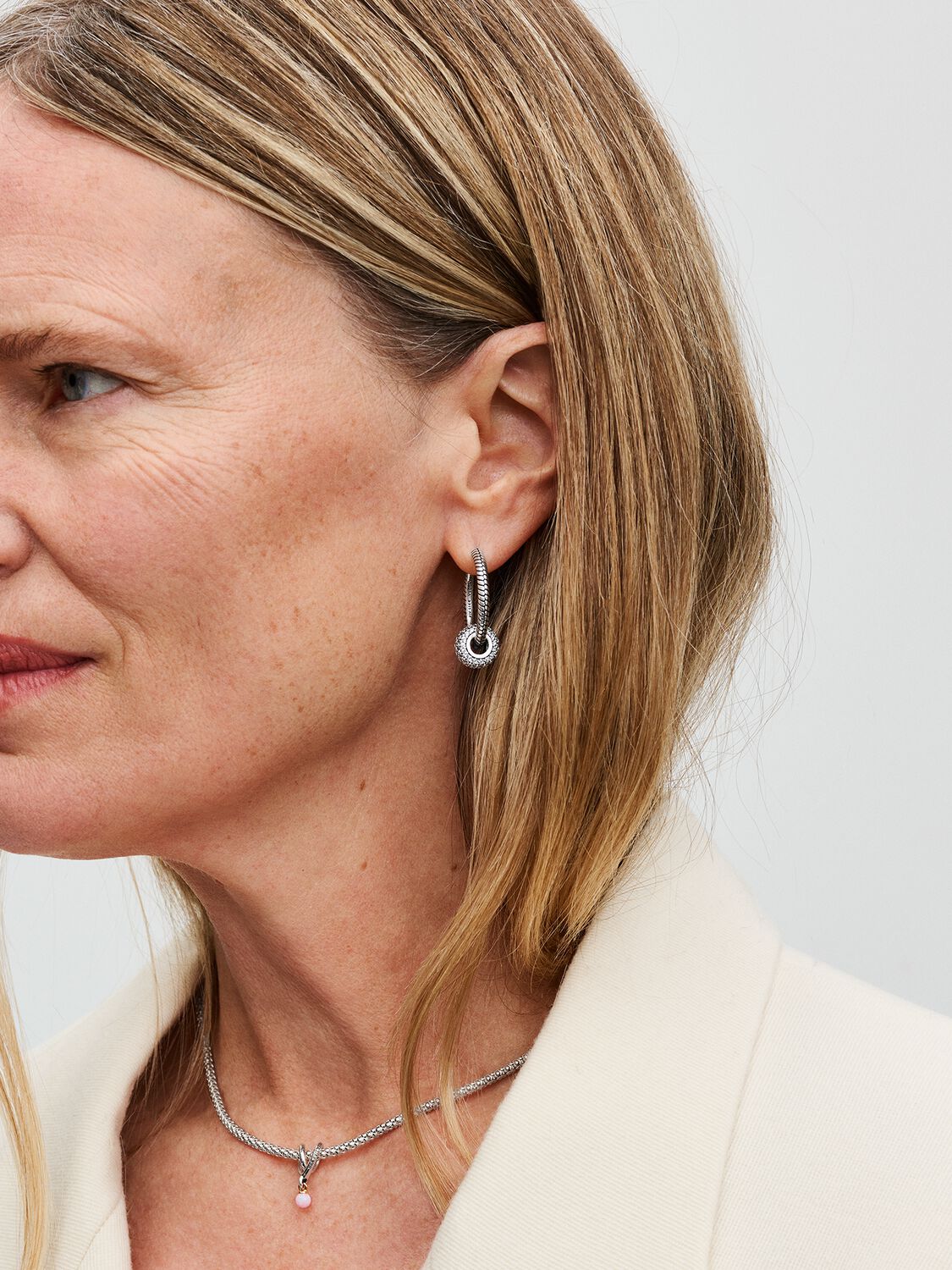 Q224_C_PDP_Model_Styled_04_PREMD_1x1_RGB