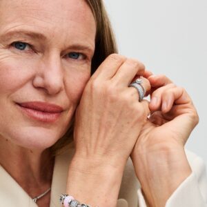 Q224_C_PDP_Model_Styled_05_PREMD_1x1_RGB