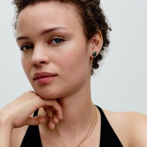 Q224_D_PDP_Model_Styled_27_1x1_RGB