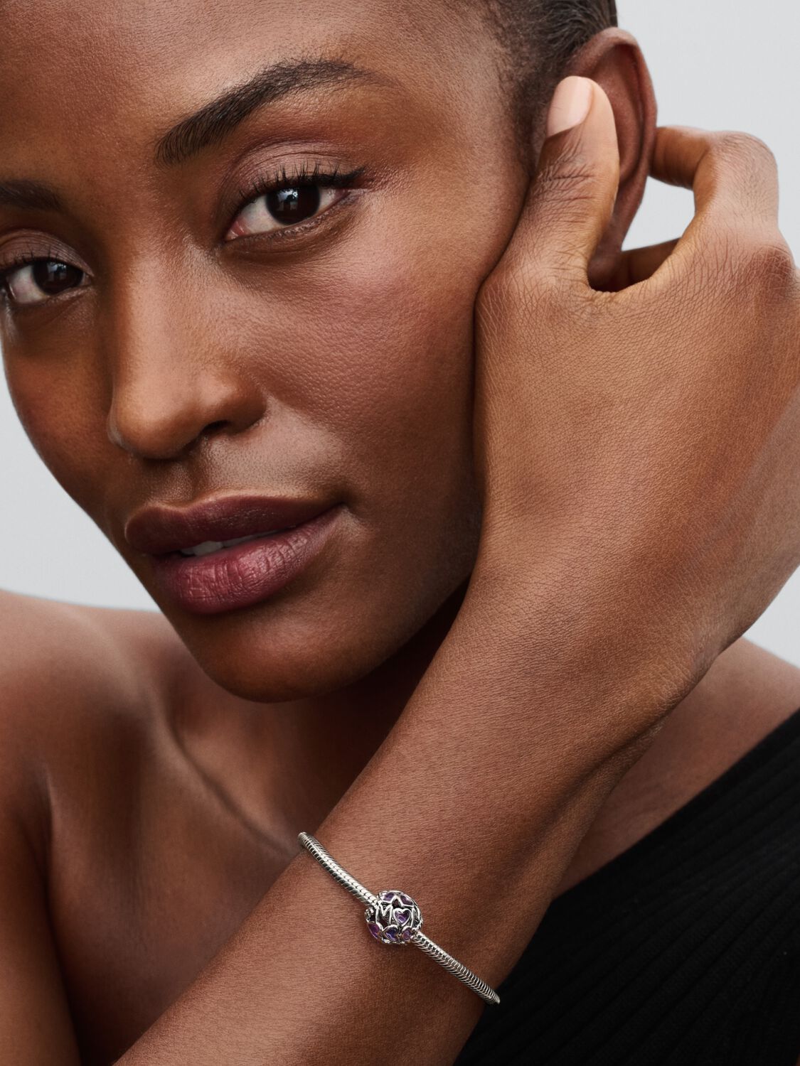 Q225_C_PDP_Model_Single_07_1x1_RGB