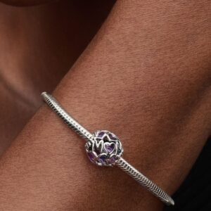 Q225_C_PDP_Model_Single_07_1x1_RGB_charm