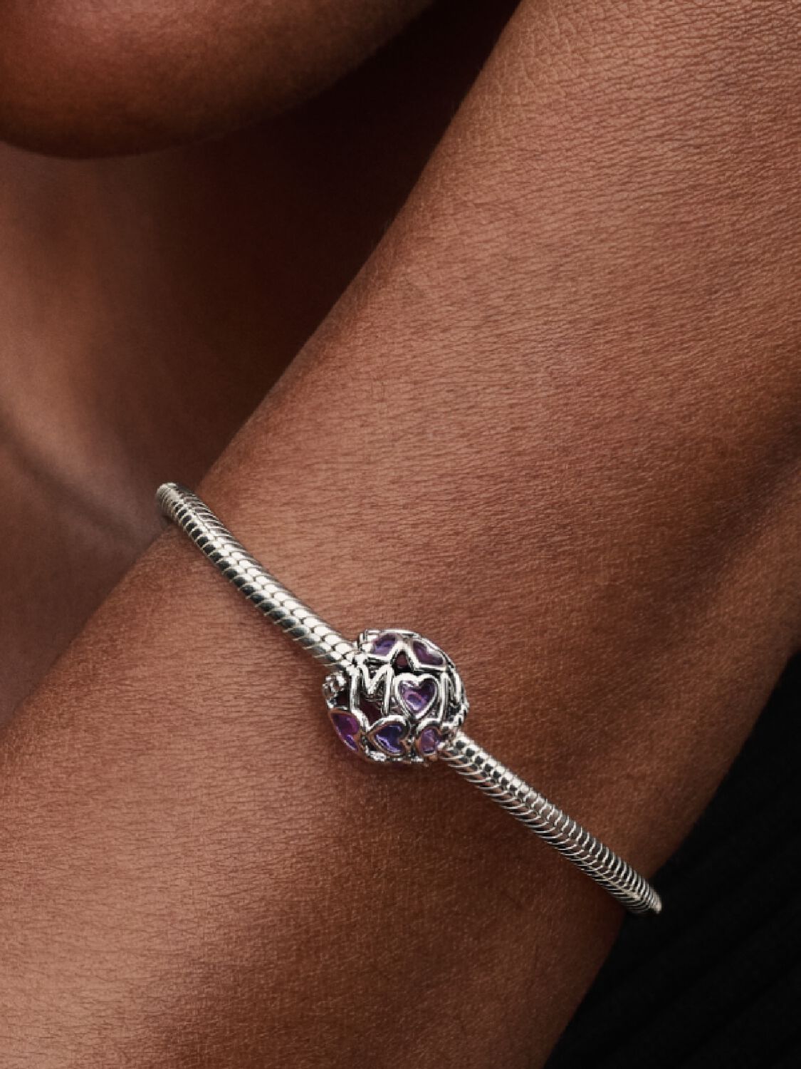 Q225_C_PDP_Model_Single_07_1x1_RGB_charm