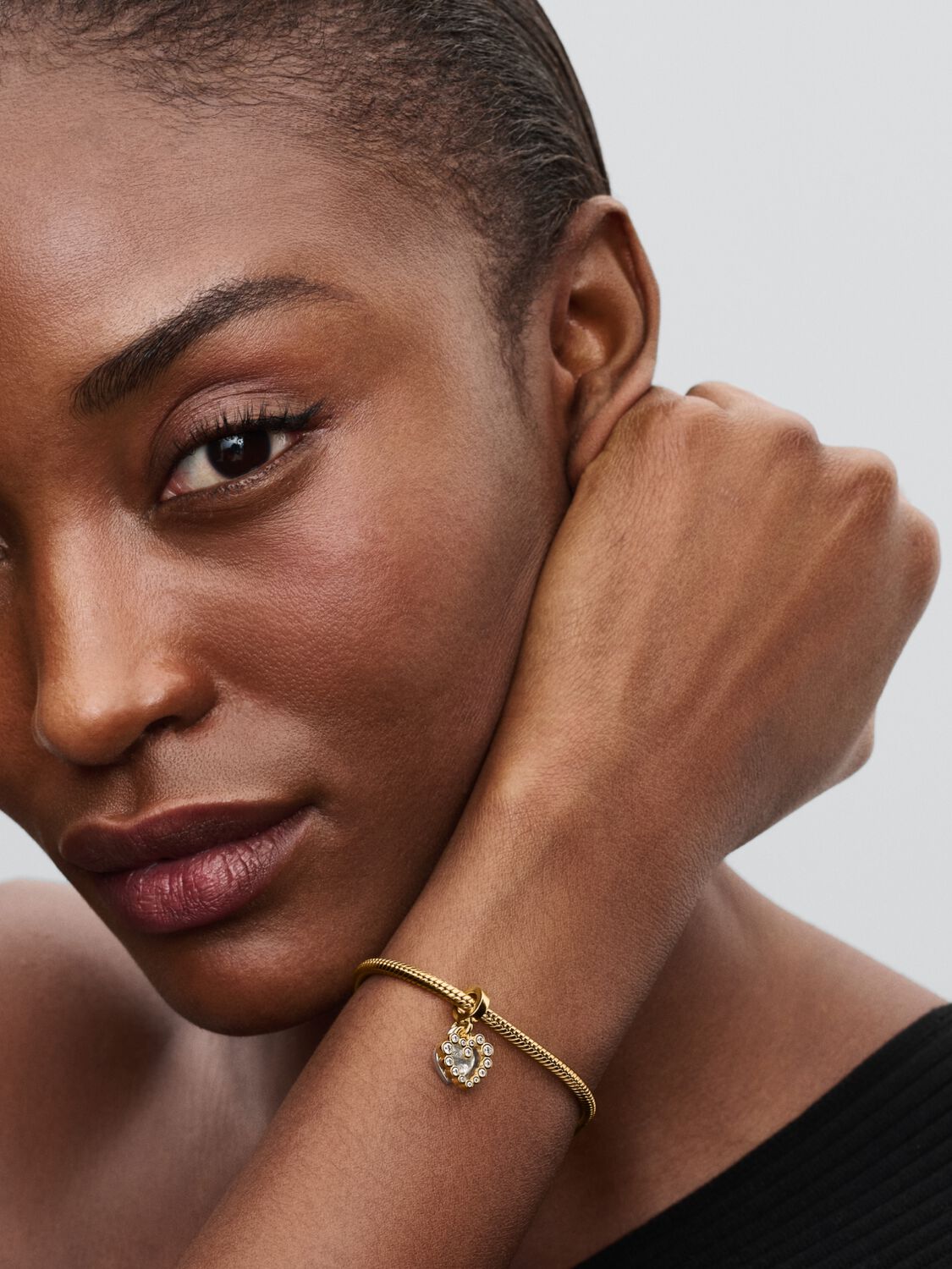 Q225_C_PDP_Model_Single_08_1x1_RGB