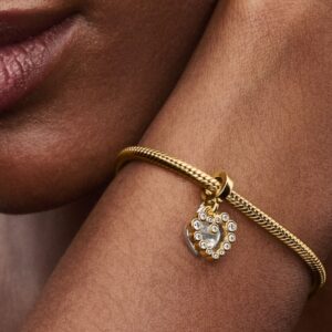 Q225_C_PDP_Model_Single_08_1x1_RGB_charm