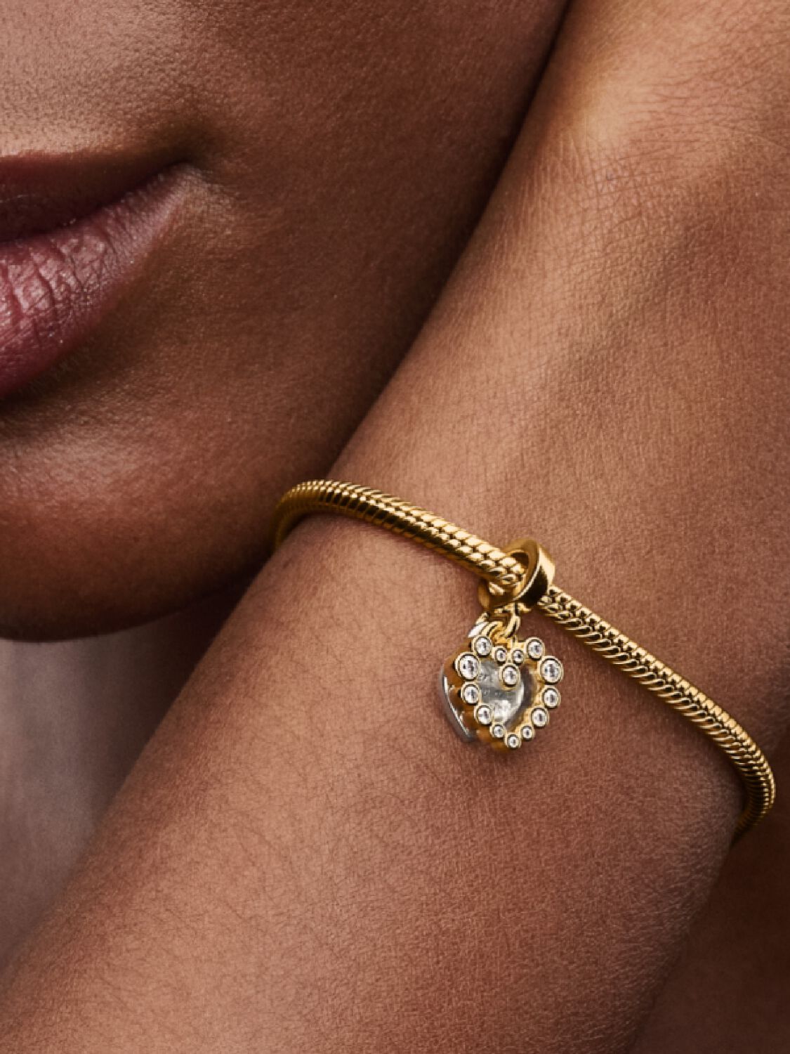 Q225_C_PDP_Model_Single_08_1x1_RGB_charm