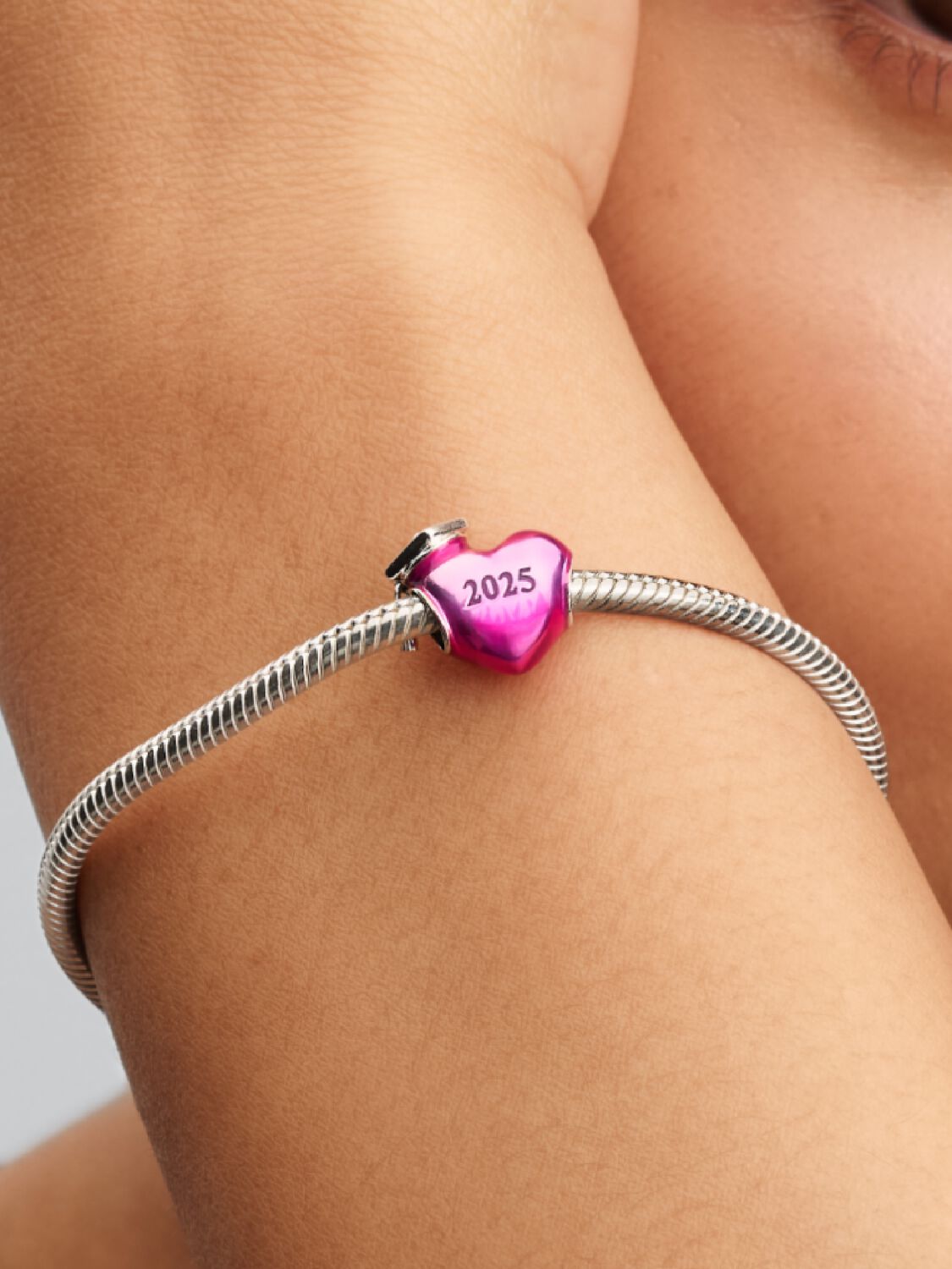 Q225_C_PDP_Model_Single_19_1x1_RGB_charm