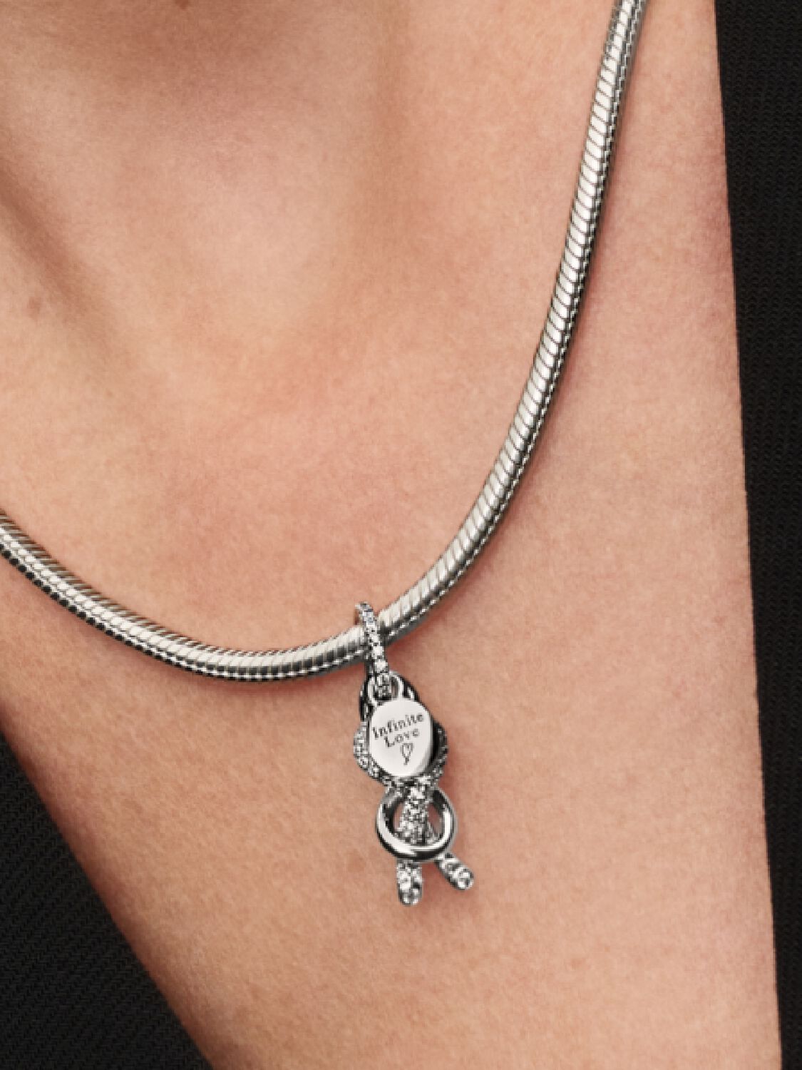 Q225_C_PDP_Model_Single_34_1x1_RGB_charm