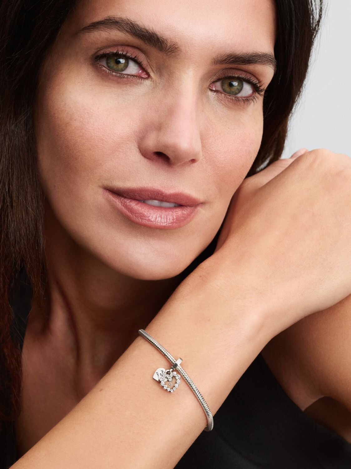 Q225_C_PDP_Model_Single_35_1x1_RGB