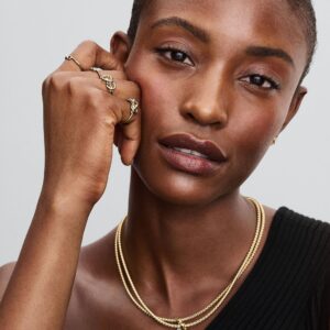 Q225_C_PDP_Model_Styled_01_PREMD_1x1_RGB