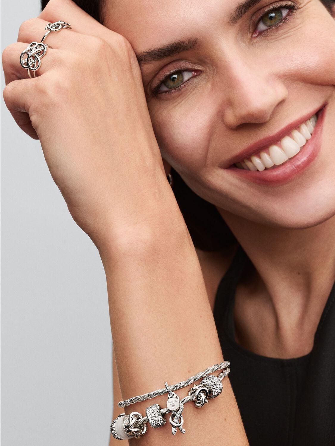 Q225_C_PDP_Model_Styled_08_PREMD_1x1_RGB