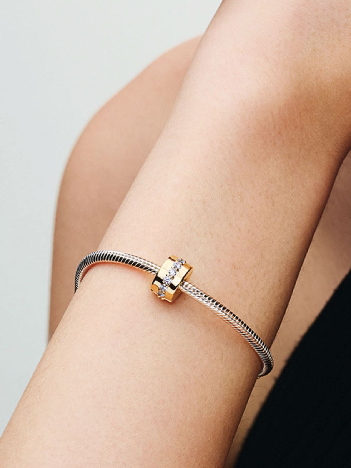 Q324_E_PDP_MODEL_SINGLE_38_1x1_RGB_charm