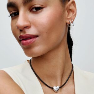 Q324_E_PDP_MODEL_STYLED_02_Engraved_JB_1x1_RGB