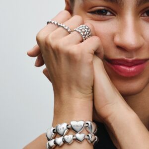 Q324_E_PDP_MODEL_STYLED_04_Engraving_1x1_RGB