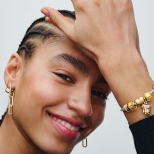 Q324_E_PDP_MODEL_STYLED_10_1x1_RGB