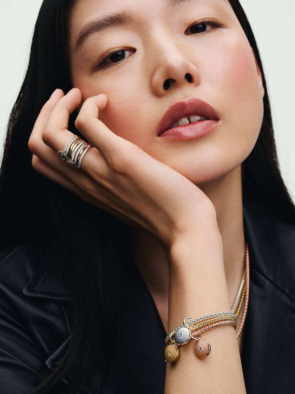 Q324_E_PDP_MODEL_STYLED_20_1x1_RGB