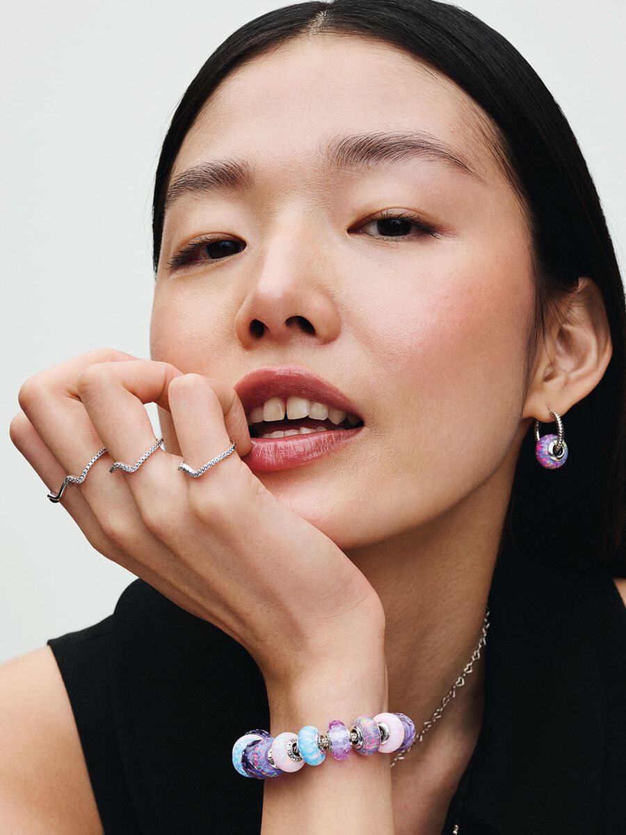 Q324_E_PDP_MODEL_STYLED_25_1x1_RGB