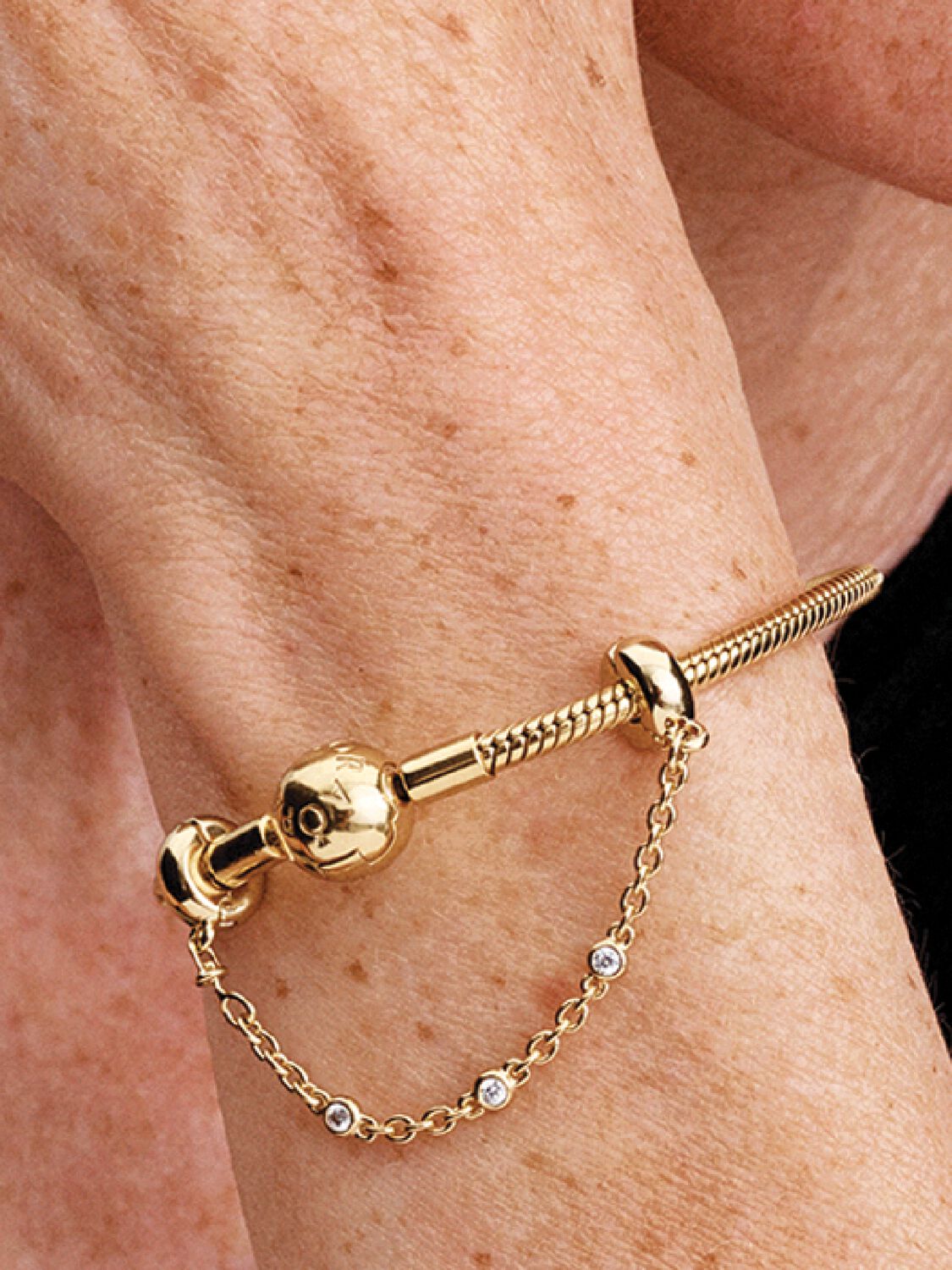 Q424_G_PDP_MODEL_SINGLE_75_1x1_RGB_charm